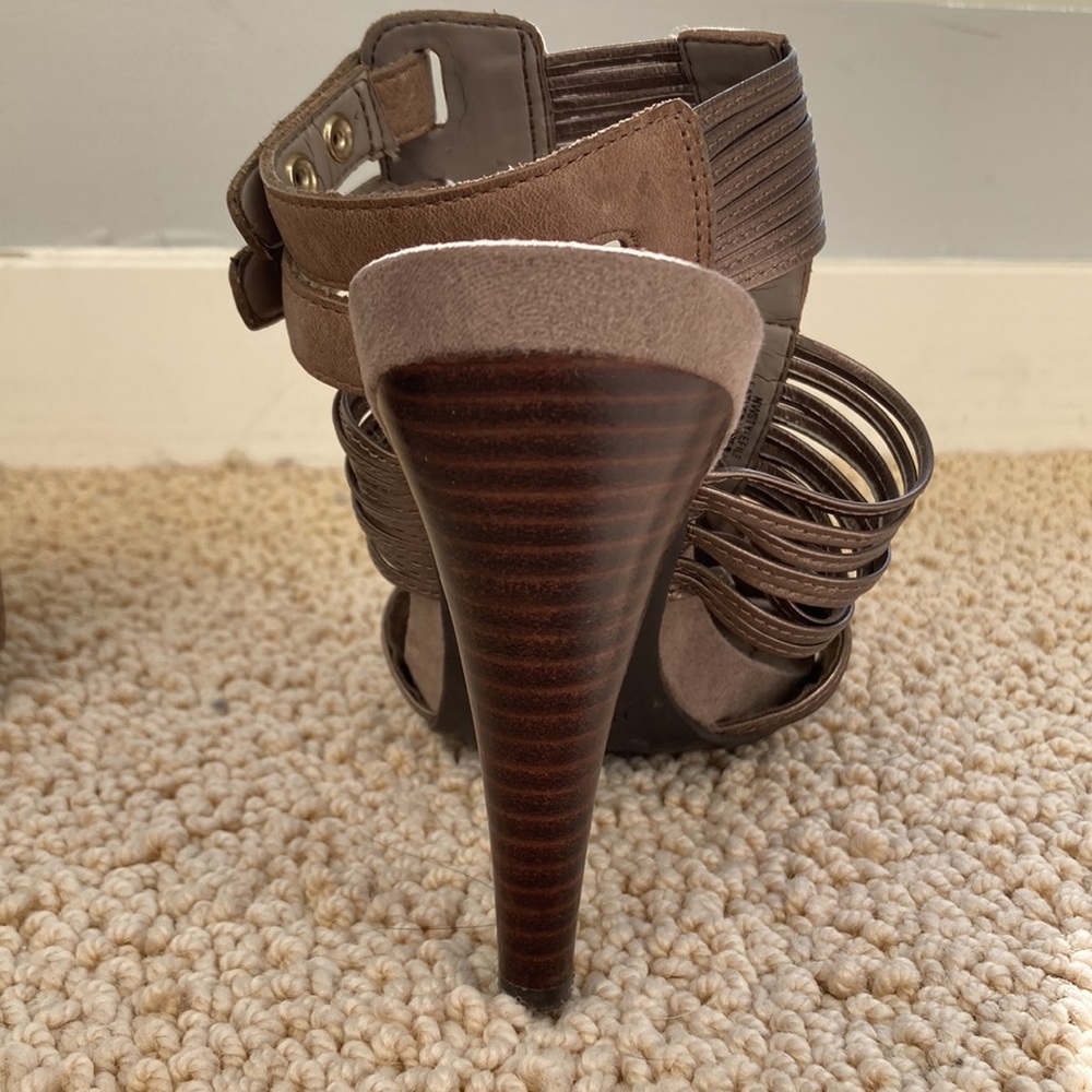 Silver Heels - Picture 2 of 4